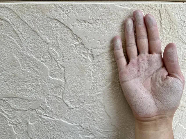 八王子の戸建て住宅における外壁のチョーキング現象やひび割れなどの劣化症状