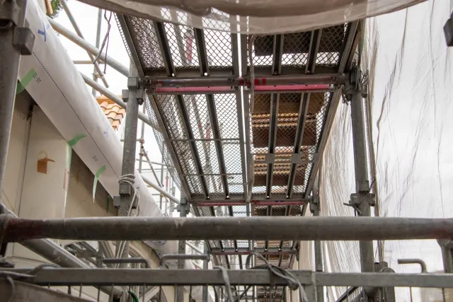 足場を設置して外壁塗装と同時に屋根のソーラーパネル周辺のメンテナンス