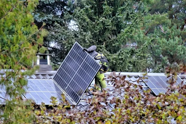 八王子の自宅の屋根塗装とソーラーパネルの更新行い、メンテナンスを記録して信頼性の高い物件へ