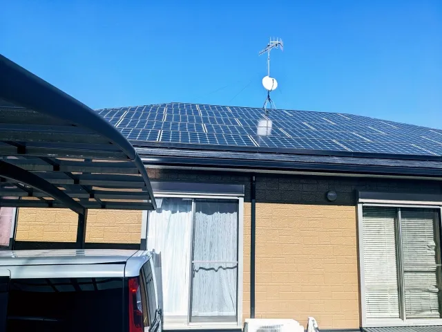 住宅の屋根に設置された太陽光ソーラーパネルと、屋根材のメンテナンス重要性