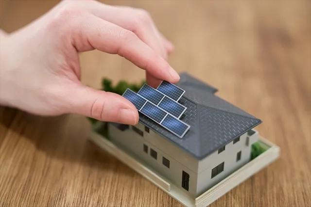 屋根リフォームと太陽光パネル設置を同時に行い、足場を共有して施工コストを抑える