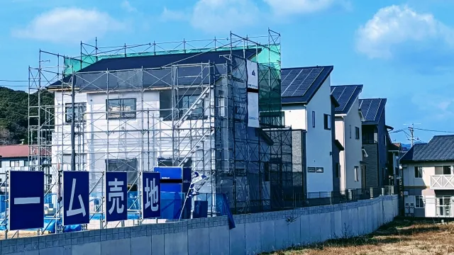 足場を共有して屋根工事と太陽光パネルを同時に施工し、工事費用を削減している現場