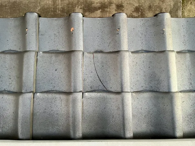 屋根の経年劣化によるひび割れや色あせ、防水性能低下のチェックポイント