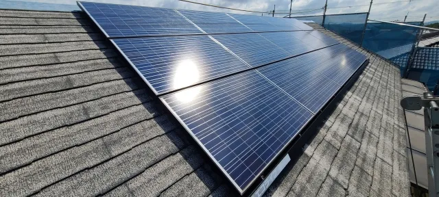 屋根リフォームと太陽光パネルの同時施工により、足場費用を一回分に抑えて住宅性能を高める