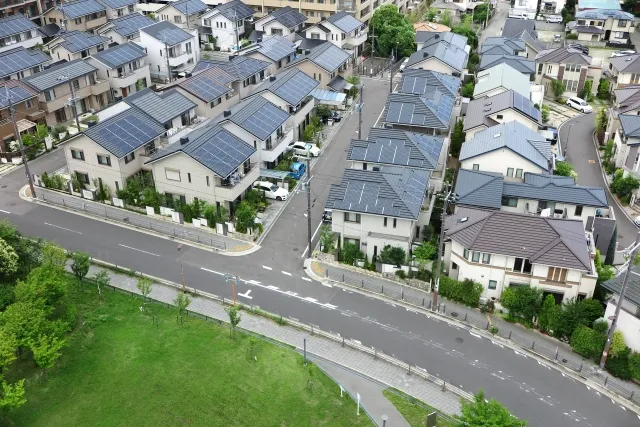 東京都の住宅用太陽光発電初期費用ゼロ促進の増強事業を活用し、八王子・青梅の住宅で太陽光発電・蓄電池を導入する補助金制度のイメージ